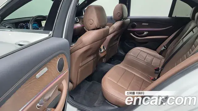 Mercedes-Benz E-Class 2020 — Фото 12/20