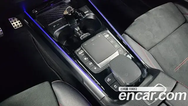 Mercedes-Benz GLB-Class 2021 — Фото 17/20