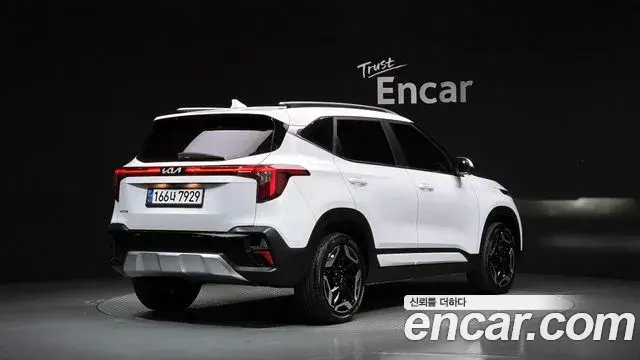 Kia Seltos 2023 — Şəkil 13/30