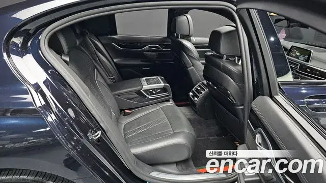 BMW 7 Series 2018 — Фото 11/20