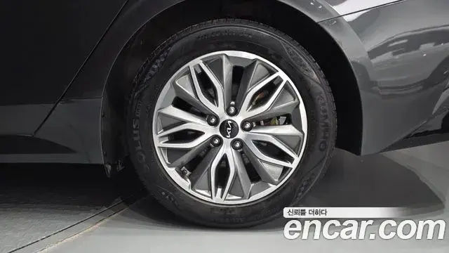 Kia K5 2022 — ფოტო 27/34