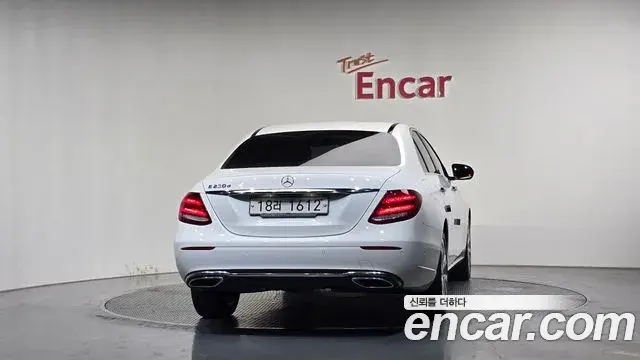 Mercedes-Benz E-Class 2018 — Фото 4/20