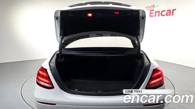 Mercedes-Benz E-Class 2018 — Фото 18/20