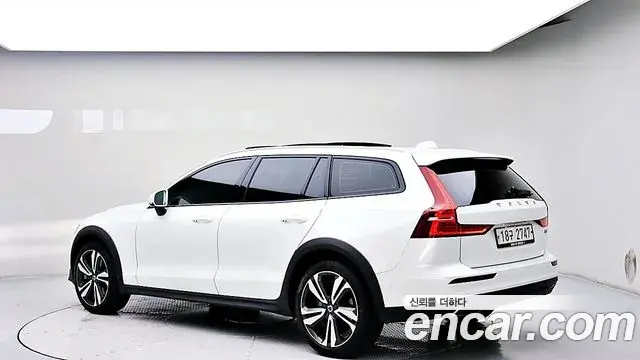 Volvo V60 Cross Country 2019 — ფოტო 7/20