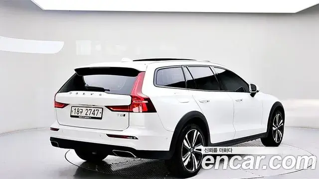 Volvo V60 Cross Country 2019 — ფოტო 8/20