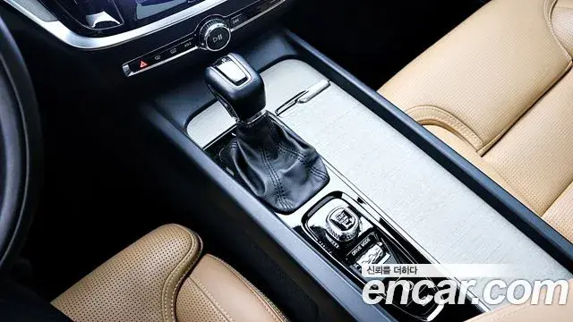 Volvo V60 Cross Country 2019 — ფოტო 14/20