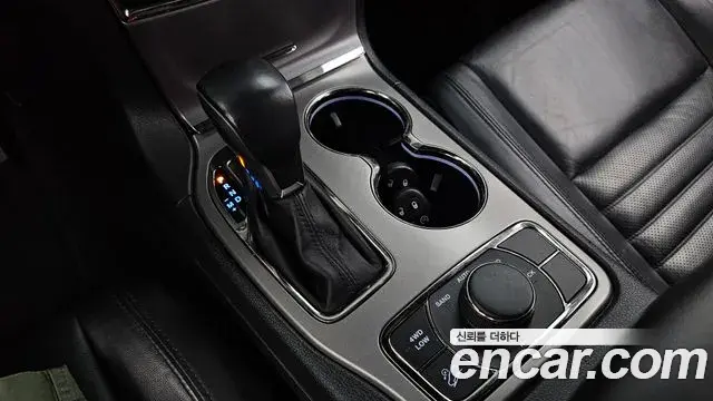 Jeep Grand Cherokee 2021 — Şəkil 14/32