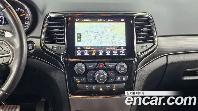 Jeep Grand Cherokee 2021 — Şəkil 23/32