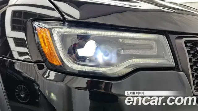 Jeep Grand Cherokee 2021 — Şəkil 18/32