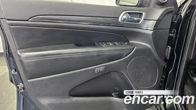 Jeep Grand Cherokee 2021 — Şəkil 8/32