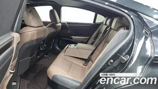 Lexus ES300h 2023 — Photo 11/20