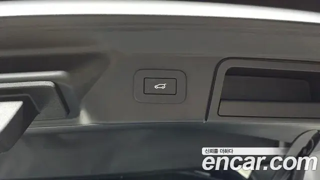 Land Rover Range Rover Velar 2025 — Şəkil 30/34