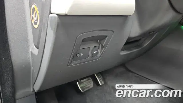 Land Rover Range Rover Velar 2025 — Şəkil 27/34