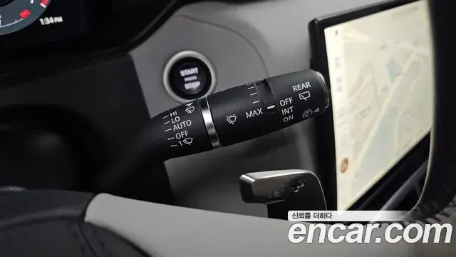 Land Rover Range Rover Velar 2025 — Şəkil 32/34