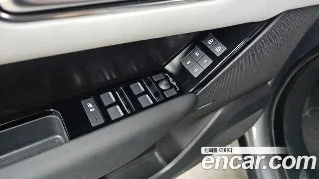 Land Rover Range Rover Velar 2025 — Şəkil 24/34