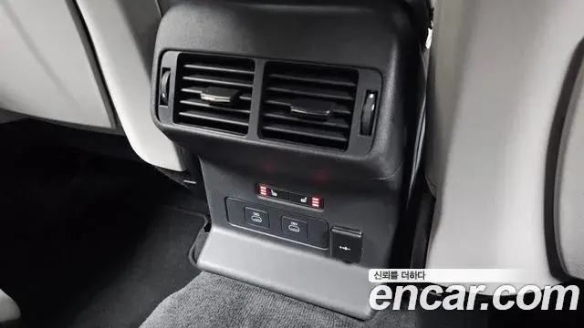 Land Rover Range Rover Velar 2025 — Şəkil 28/34