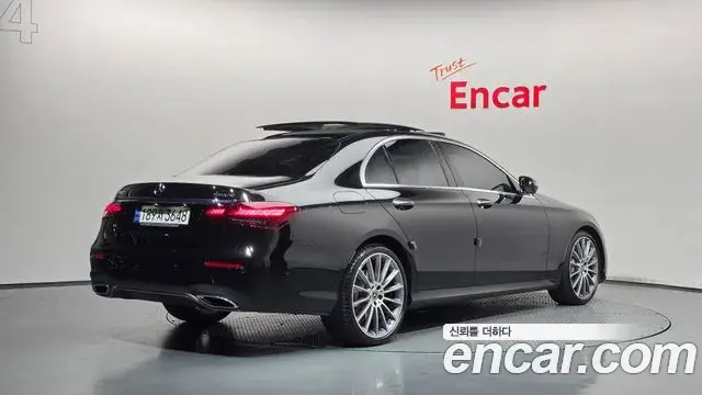 Mercedes-Benz E-Class 2022 — Photo 2/20