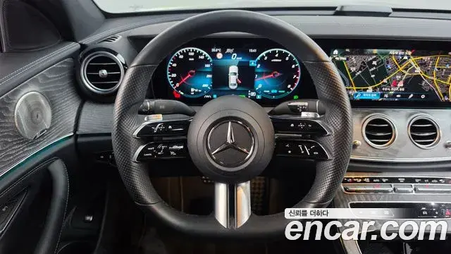 Mercedes-Benz E-Class 2022 — Photo 13/20