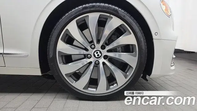 Bentley Flying Spur 2022 — Şəkil 30/33