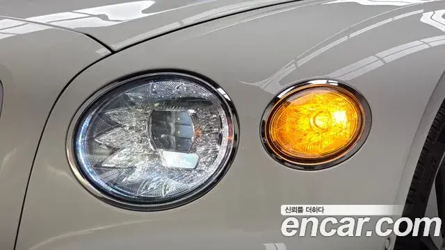 Bentley Flying Spur 2022 — Şəkil 29/33