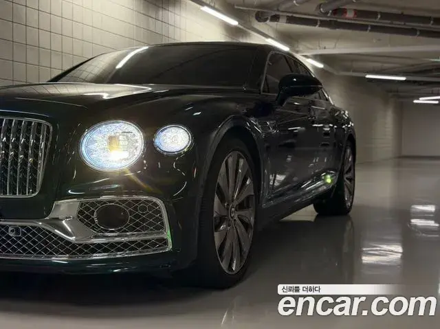 Bentley Flying Spur 2022 — ფოტო 18/19