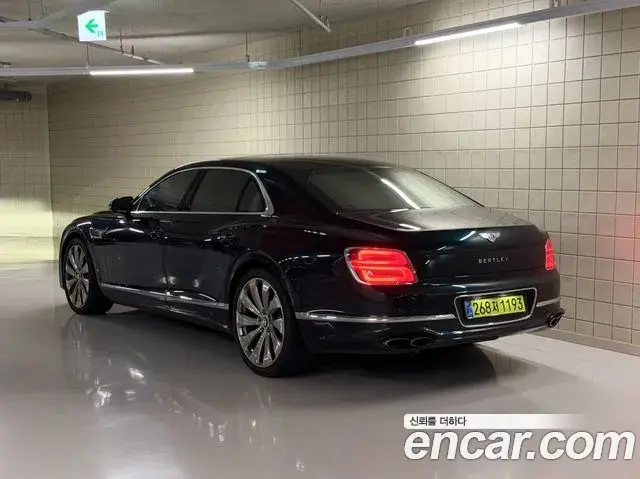 Bentley Flying Spur 2022 — ფოტო 8/19