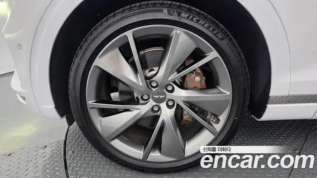 Genesis GV70 2023 — ფოტო 28/37