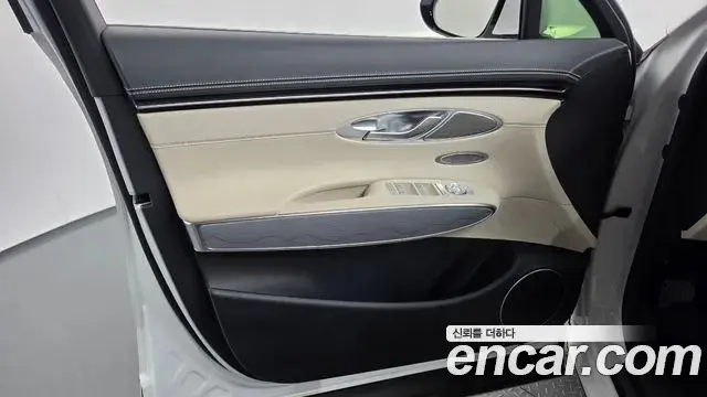 Genesis GV70 2023 — ფოტო 30/37