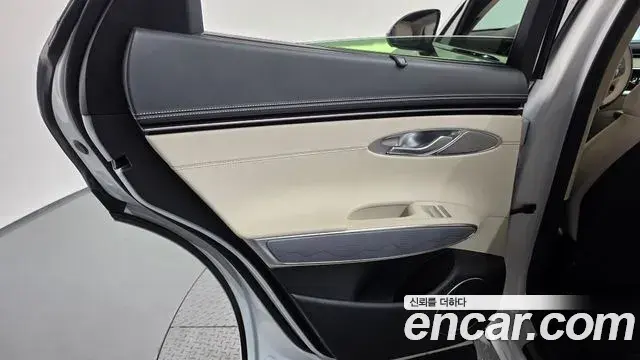 Genesis GV70 2023 — ფოტო 26/37