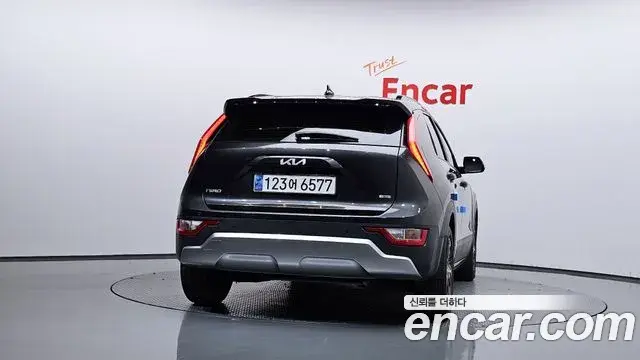 Kia Niro 2023 — Фото 4/20