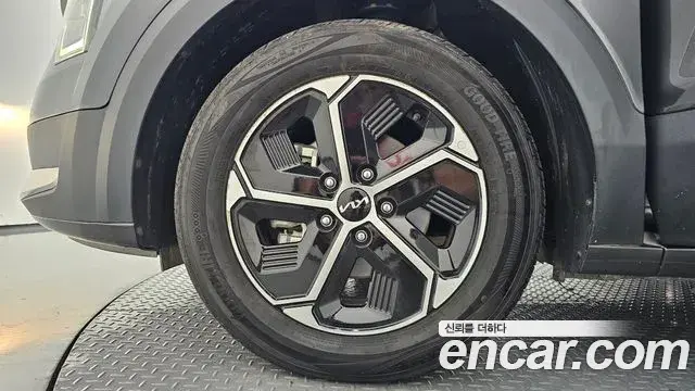 Kia Niro 2023 — Фото 5/20