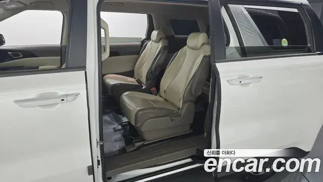 Kia Carnival 2020 — Фото 12/20