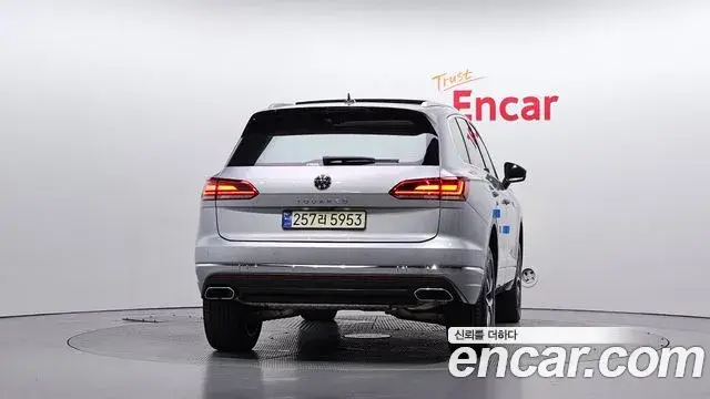Volkswagen Touareg 2020 — ფოტო 33/37