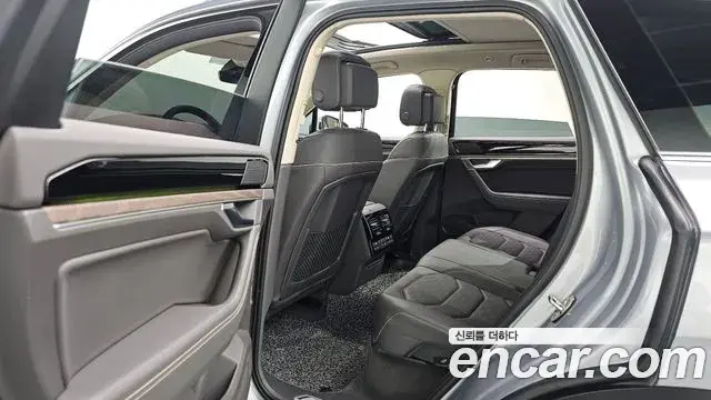 Volkswagen Touareg 2020 — ფოტო 20/37
