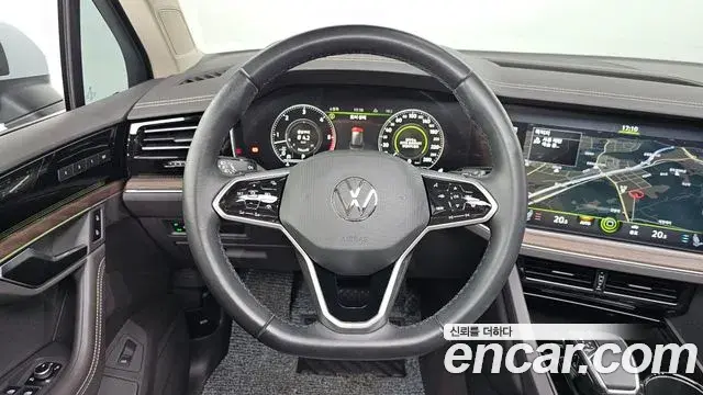 Volkswagen Touareg 2020 — ფოტო 30/37