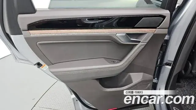 Volkswagen Touareg 2020 — ფოტო 32/37