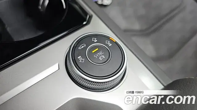 Volkswagen Touareg 2020 — ფოტო 29/37