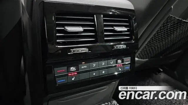Volkswagen Touareg 2020 — ფოტო 9/37