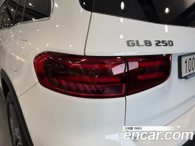 Mercedes-Benz GLB-Class 2025 — Фото 12/20