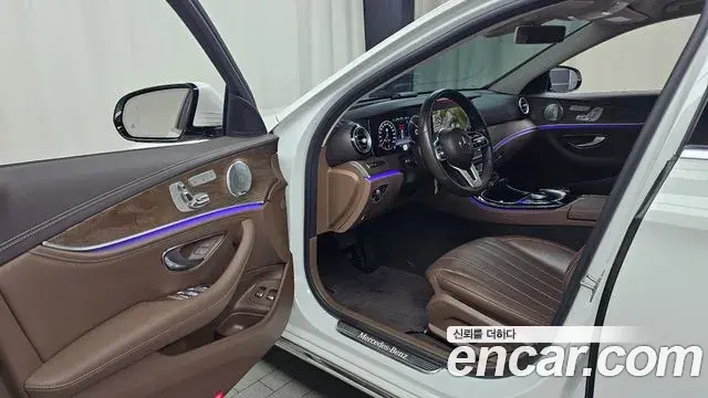 Mercedes-Benz E-Class 2020 — Фото 10/20