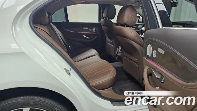 Mercedes-Benz E-Class 2020 — Фото 11/20