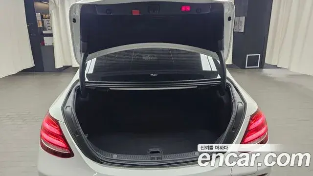 Mercedes-Benz E-Class 2020 — Фото 18/20
