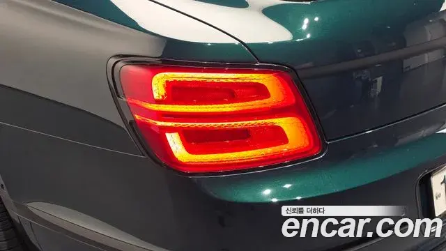 Bentley Flying Spur 2023 — Şəkil 38/39