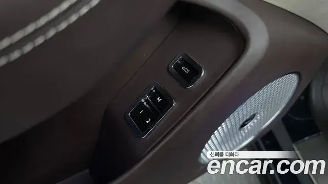 Bentley Flying Spur 2023 — Şəkil 35/39