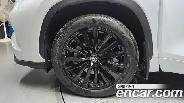 Toyota Highlander 2023 — Şəkil 14/33