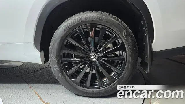 Toyota Highlander 2023 — Şəkil 25/33