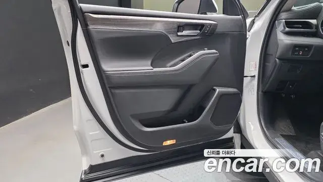 Toyota Highlander 2023 — Şəkil 8/33
