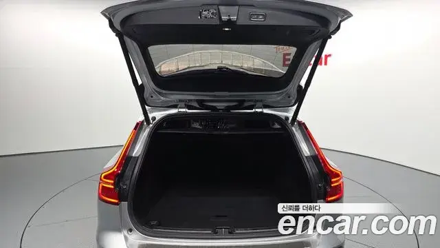 Volvo V60 Cross Country 2021 — Photo 23/35