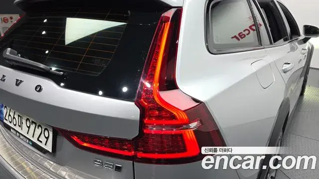 Volvo V60 Cross Country 2021 — Photo 29/35