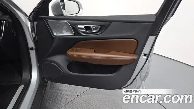 Volvo V60 Cross Country 2021 — Photo 24/35